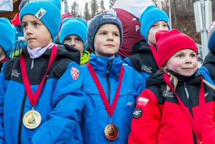 Skoczkowie narciarscy biorący udział w zawodach "Skok po Serce"